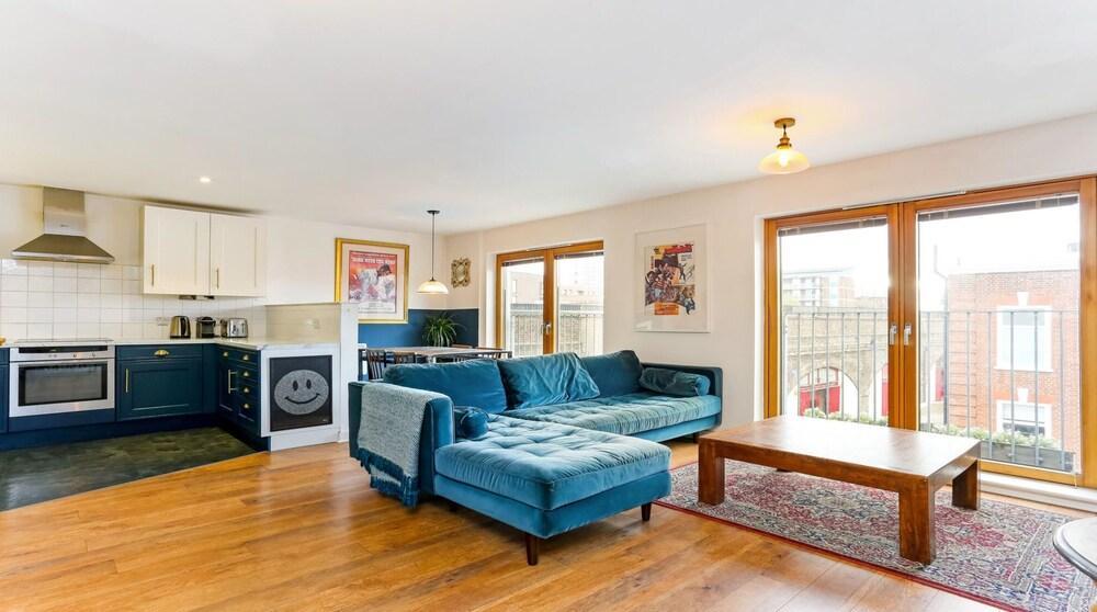 Stylish, comfortable, and spacious Haggerston 2 bed apartment *rarely available* - Tap to explore photos