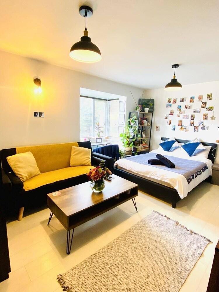 Cozy Studio for 2 near Ally Pally & Tottenham stadium - parking available - Tap to explore photos