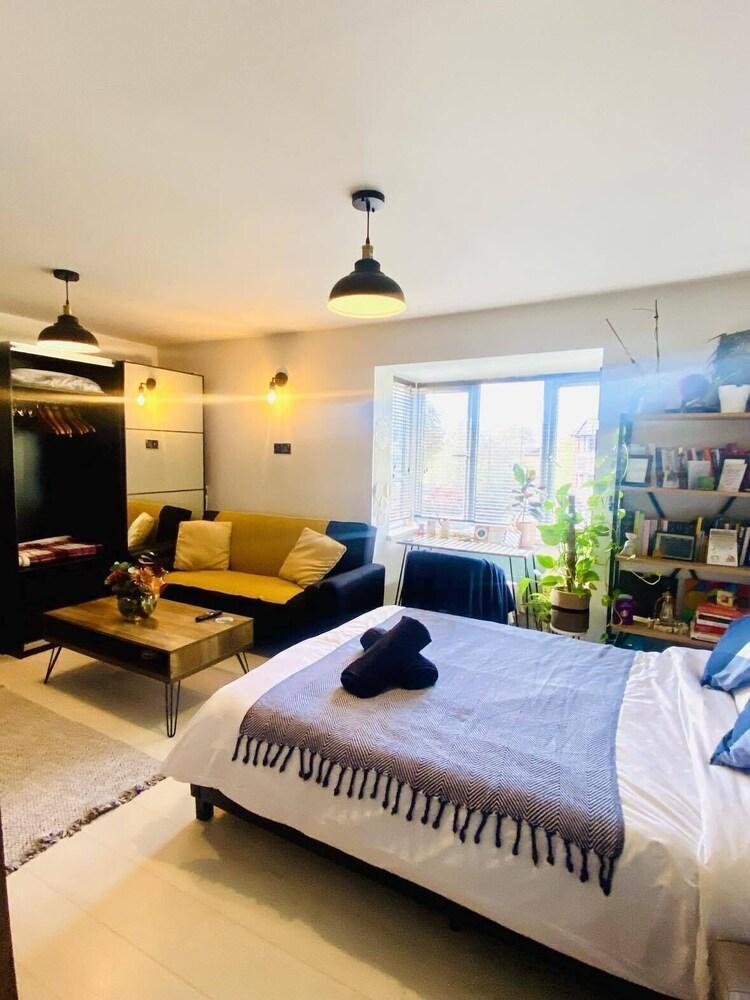 Cozy Studio for 2 near Ally Pally & Tottenham stadium - parking available - Tap to explore photos