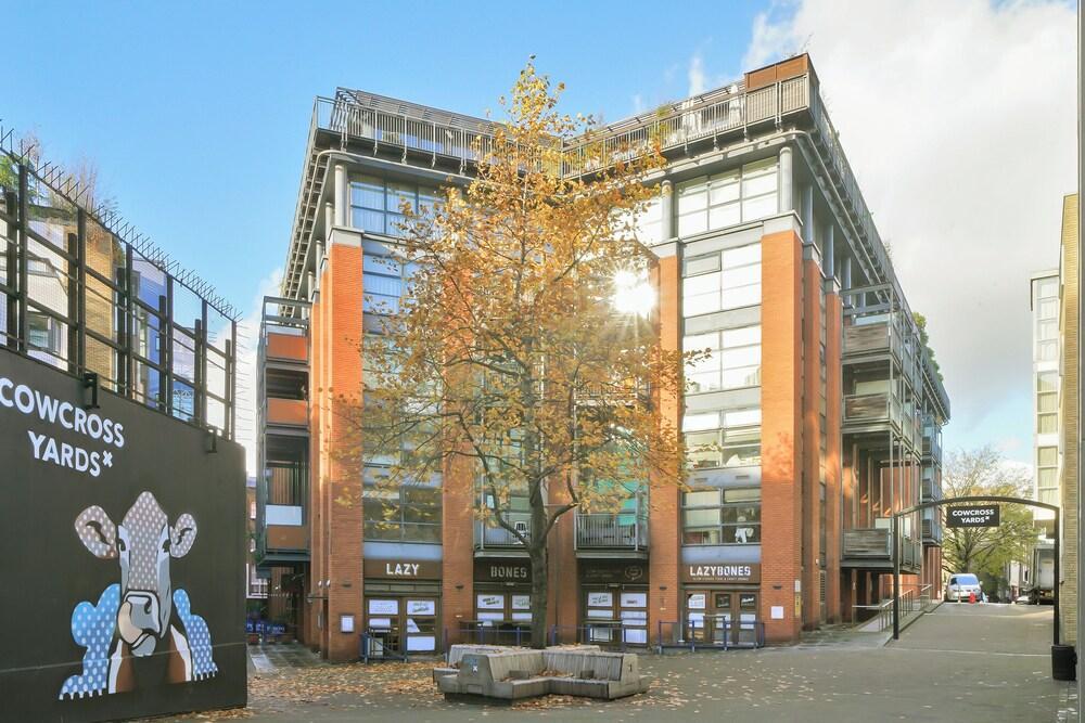 Centrally located, luxurious, fully refurbished 2 bed 2 bath flat