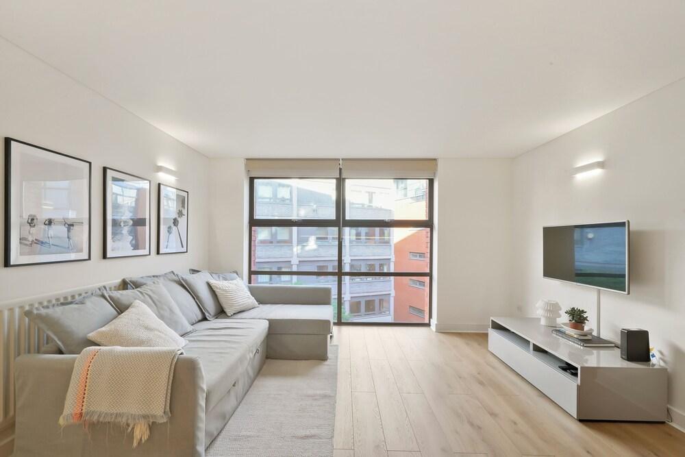 Centrally located, luxurious, fully refurbished 2 bed 2 bath flat - Tap to explore photos