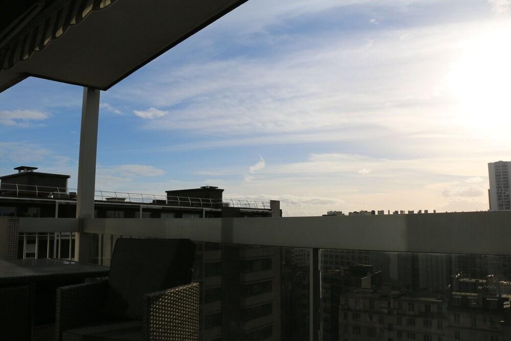 Incredible Eiffel and Paris Monuments Views from a secure luxury apartment