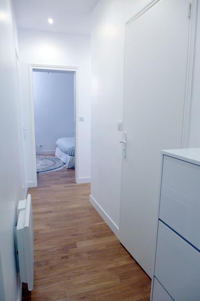 Arc de Triomphe next door - Bright apt w/elevator - Sleeps 4 - PONC-V-A-P