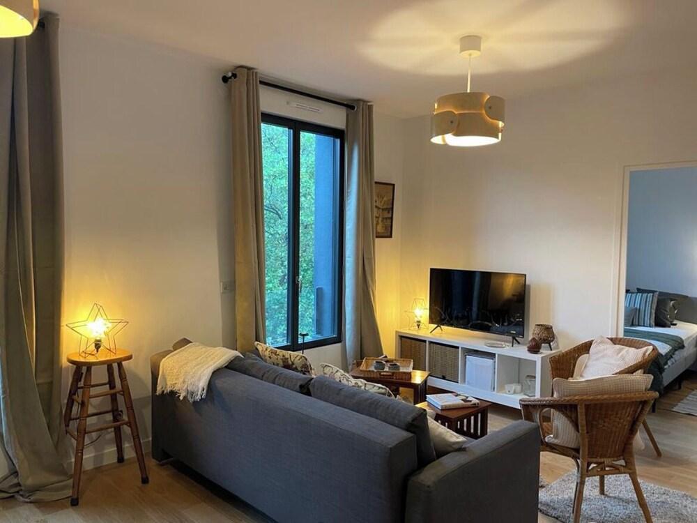 Richard Lenoir facing the metro, 2nd floor, elevator, A/C, magnificent. - Tap to explore photos