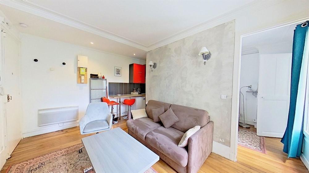 Spacious flat, sleeps 3, 20 min from Eiffel Tower, in the 15th arrondissement - Tap to explore photos