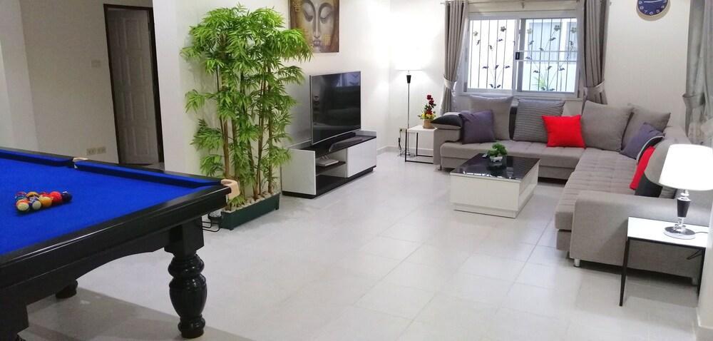 Villa private pool, pool table, dartboard, games. Quick access to walking street - Tap to explore photos