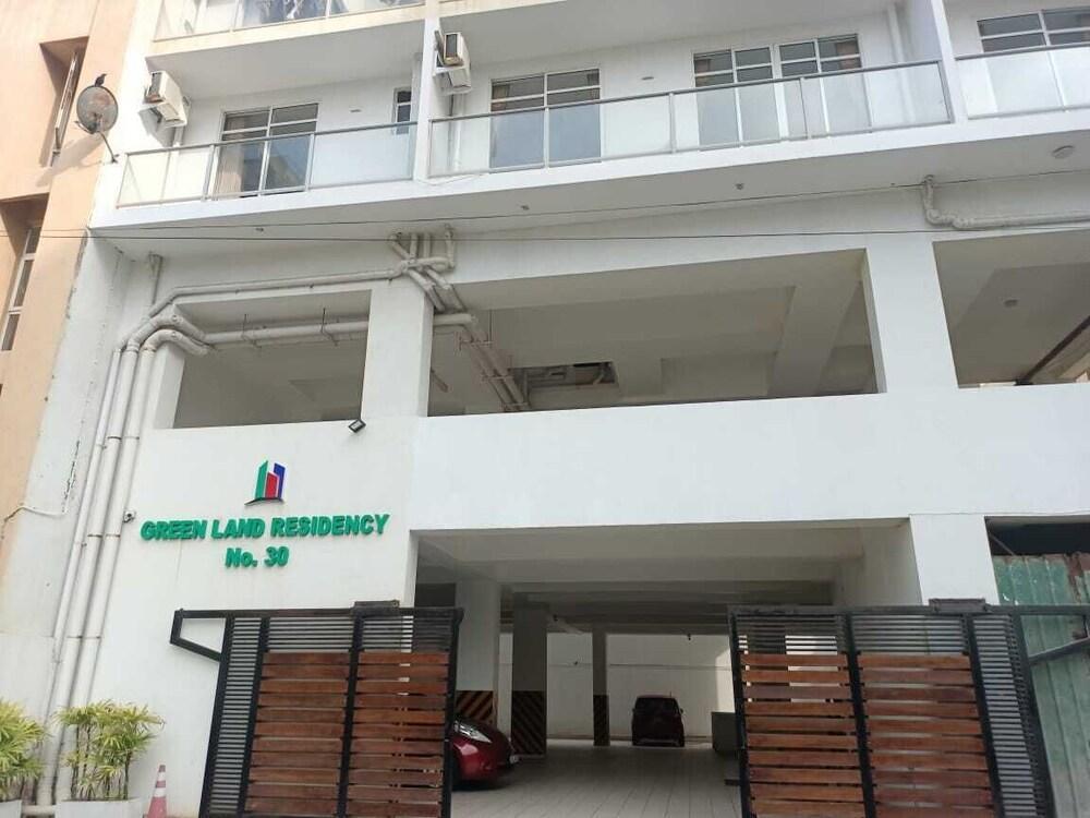 Located in Colombo, a few steps from Kollupitiya Beach