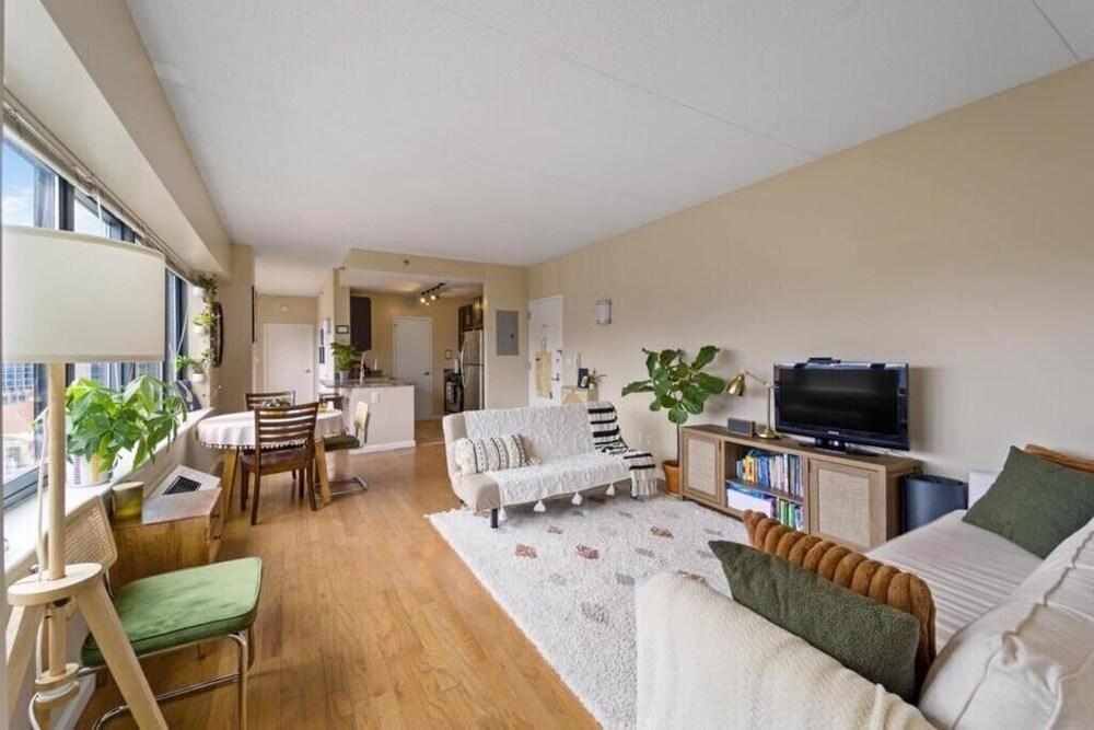 Bright & Spacious 2-Bed, 2-Bath Apt with Incredible Views – Prime NYC Location! - Tap to explore photos