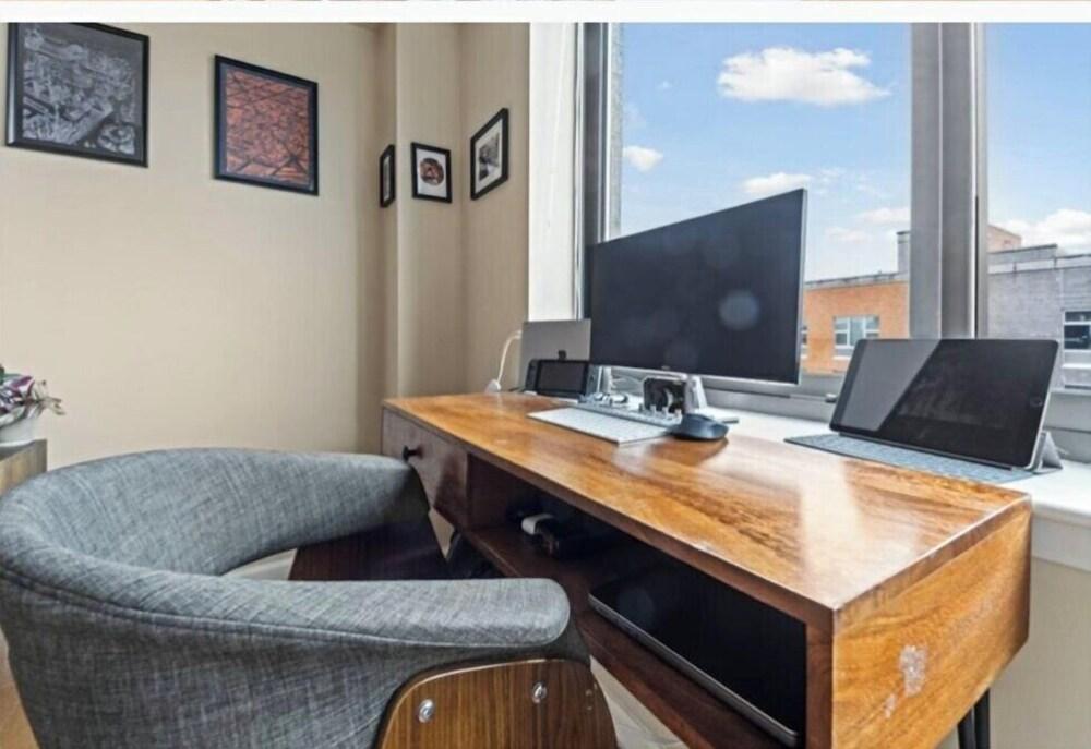 Bright & Spacious 2-Bed, 2-Bath Apt with Incredible Views – Prime NYC Location!