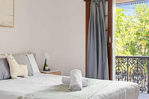 Rustic Queen Room in Glebe - Next to USYD - Shared Bathroom - Tap to explore photos