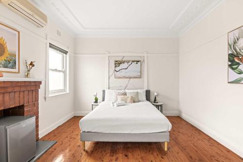Comfortable & Affordable Stay in Padstow - Queen Room Retreat - Shared Bathroom - Tap to explore photos