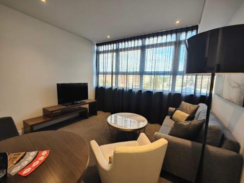 KozyGuru | Chatswood | Convenient 1 Bed Studio Apt - Tap to explore photos