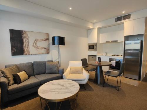 KozyGuru | Chatswood | Convenient 1 Bed Studio Apt - Tap to explore photos