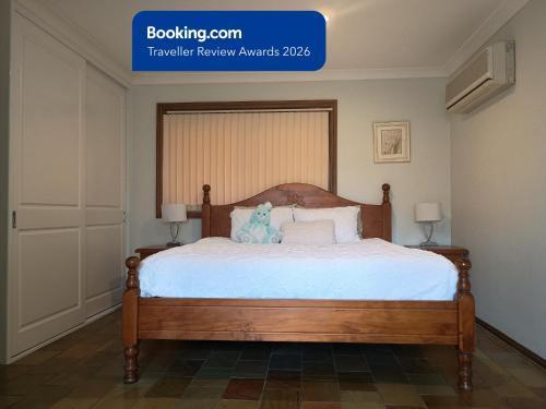 Baulkham Hills Deluxe King Room with Ensuite, Private Access & Air Con