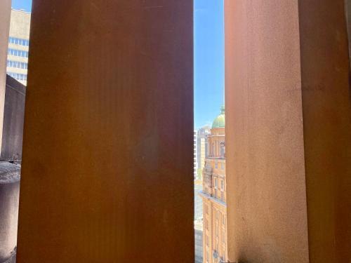 CBD Heritage King Suite - Spa Bath, Private Deck and Laundry - Tap to explore photos
