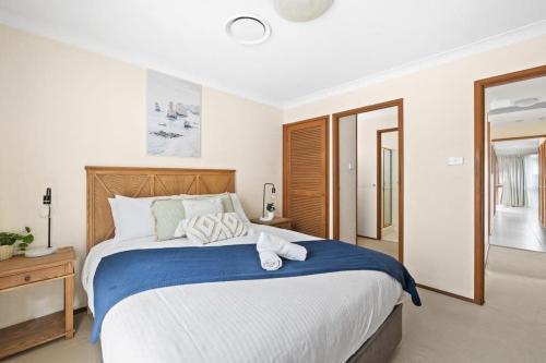 Private Ensuite Queen Room - Centrally Located at Milperra - Tap to explore photos