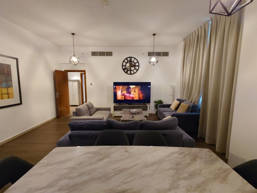 Modern 2BR in Marina Pinnacle