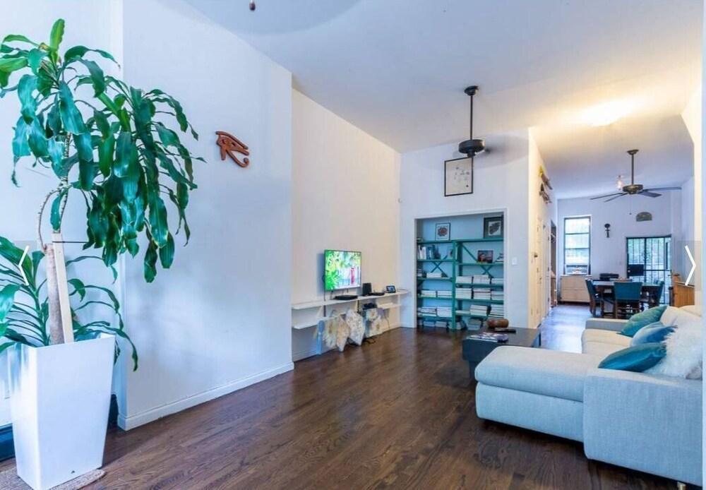 Spacious 2 Bedroom Garden Duplex 2 Entrances - Tap to explore photos