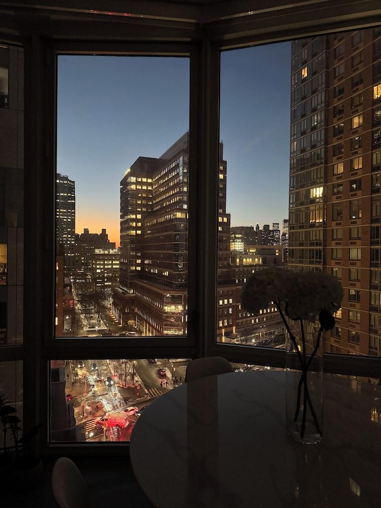 Chic 2-bedroom apartment overlooking Manhattan