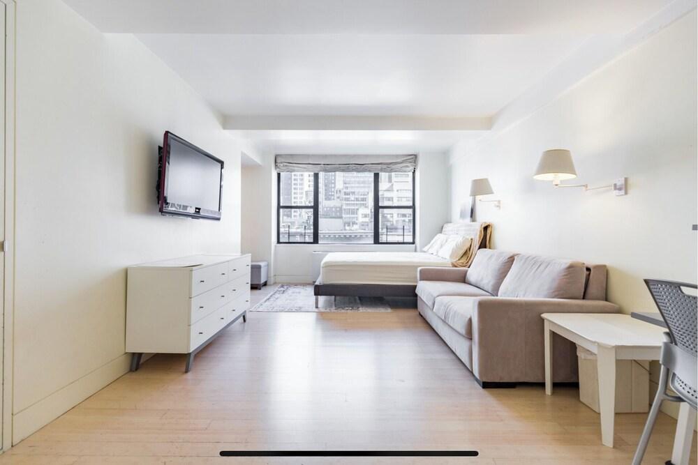 Midtown East Designer Studio - Tap to explore photos
