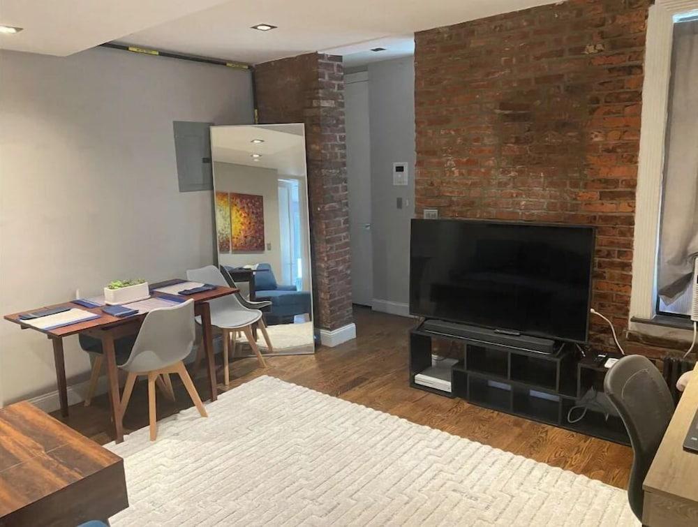 Cozy, 2-bed, 2 bath apartment - Tap to explore photos