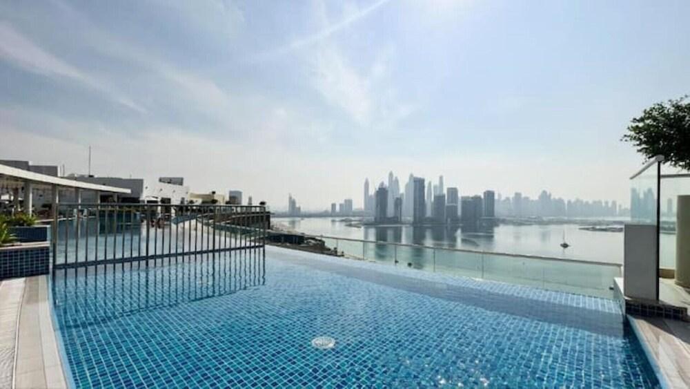 Spacious Infinity Pool Studio - Tap to explore photos