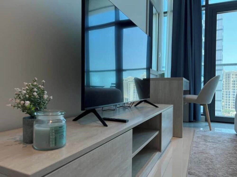 Spacious Infinity Pool Studio - Tap to explore photos