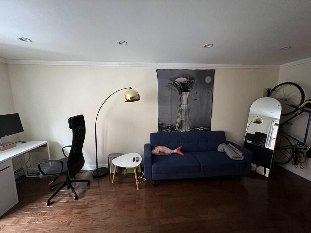 Clean modern crashpad in Chinatown - Tap to explore photos
