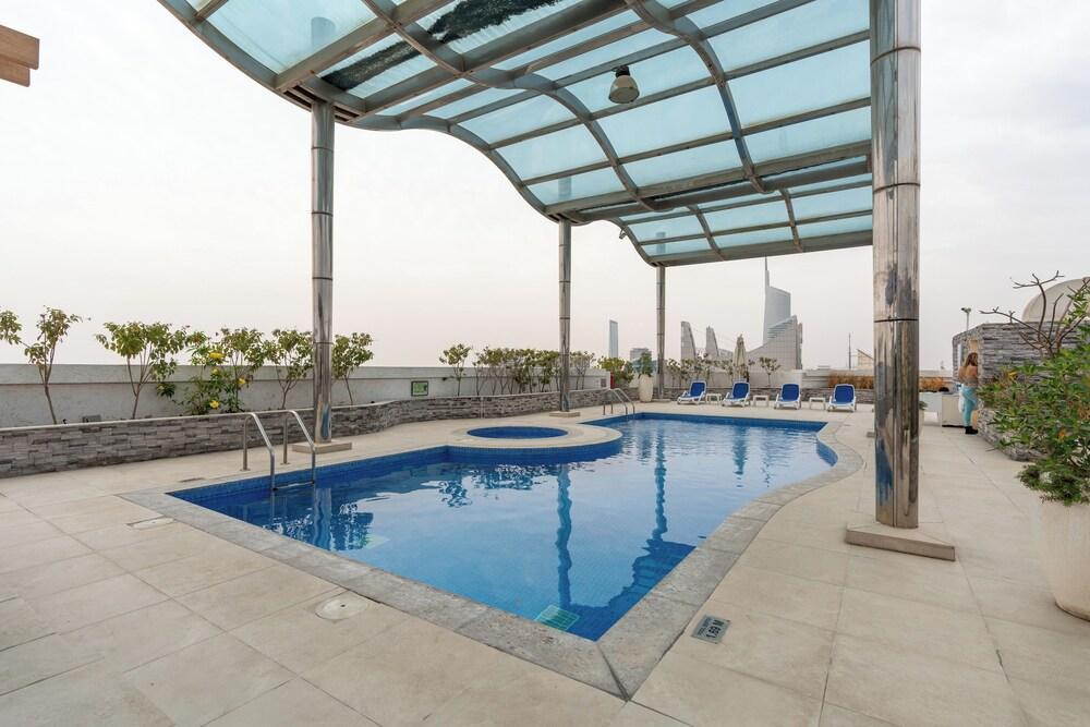 Stylish & Elegant Studio, Rooftop Pool & Jacuzzi - Tap to explore photos