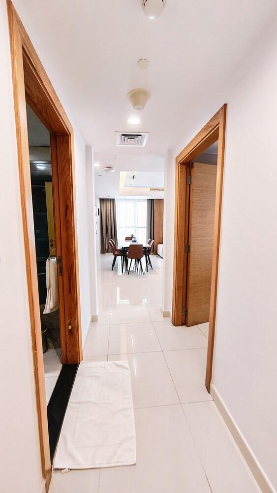 Modern Apartment Abu Dhabi, 2BD, Beach View