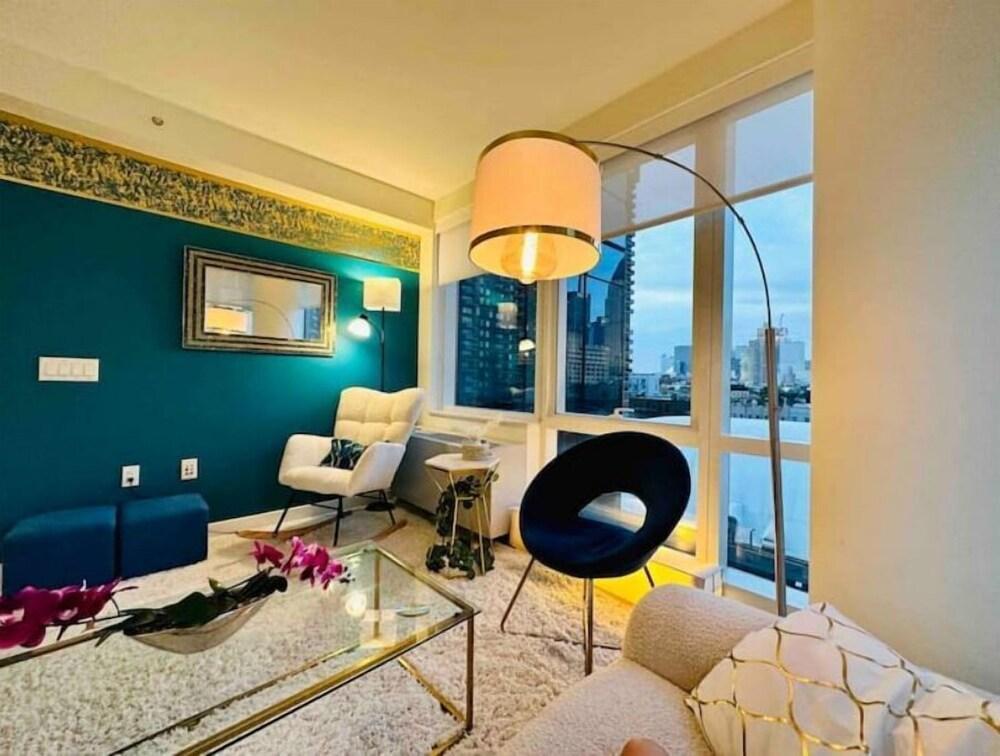 Times Square Luxurious Massive 2bed/2bath flat,NYC - Tap to explore photos