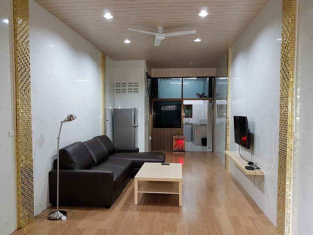 Well placed and completely renovated house - Tap to explore photos