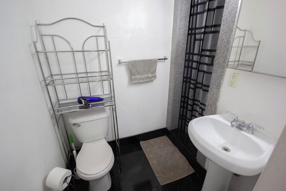 Cozy Studio Apartment - Midtown, Times Square - Tap to explore photos