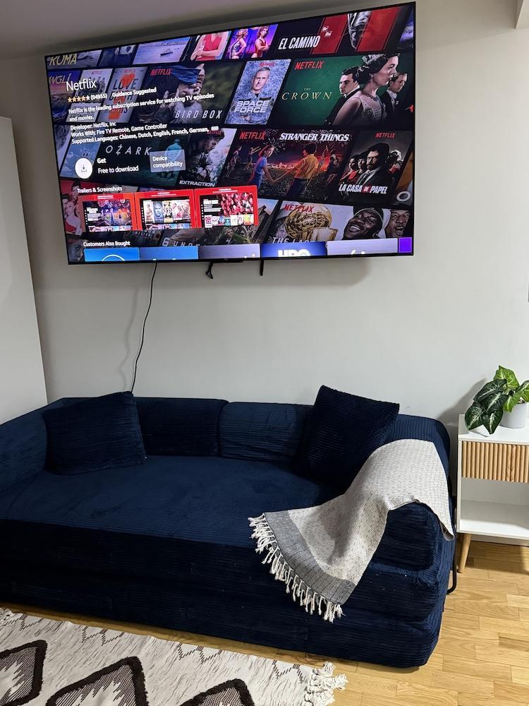 Cozy studio with AC in vibrant Union Square