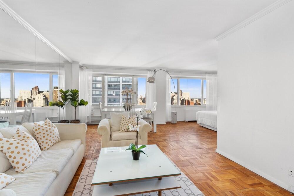 Beautiful Bright High Floor Sparkling Modern Studio Apartment