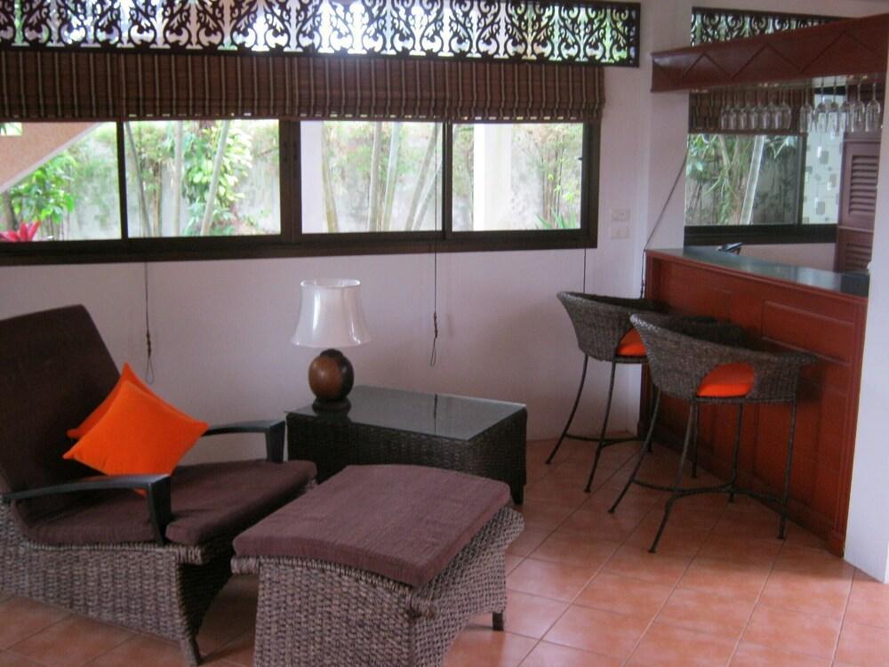 Deluxe, Spacious Beachside one Bedroom Apartment