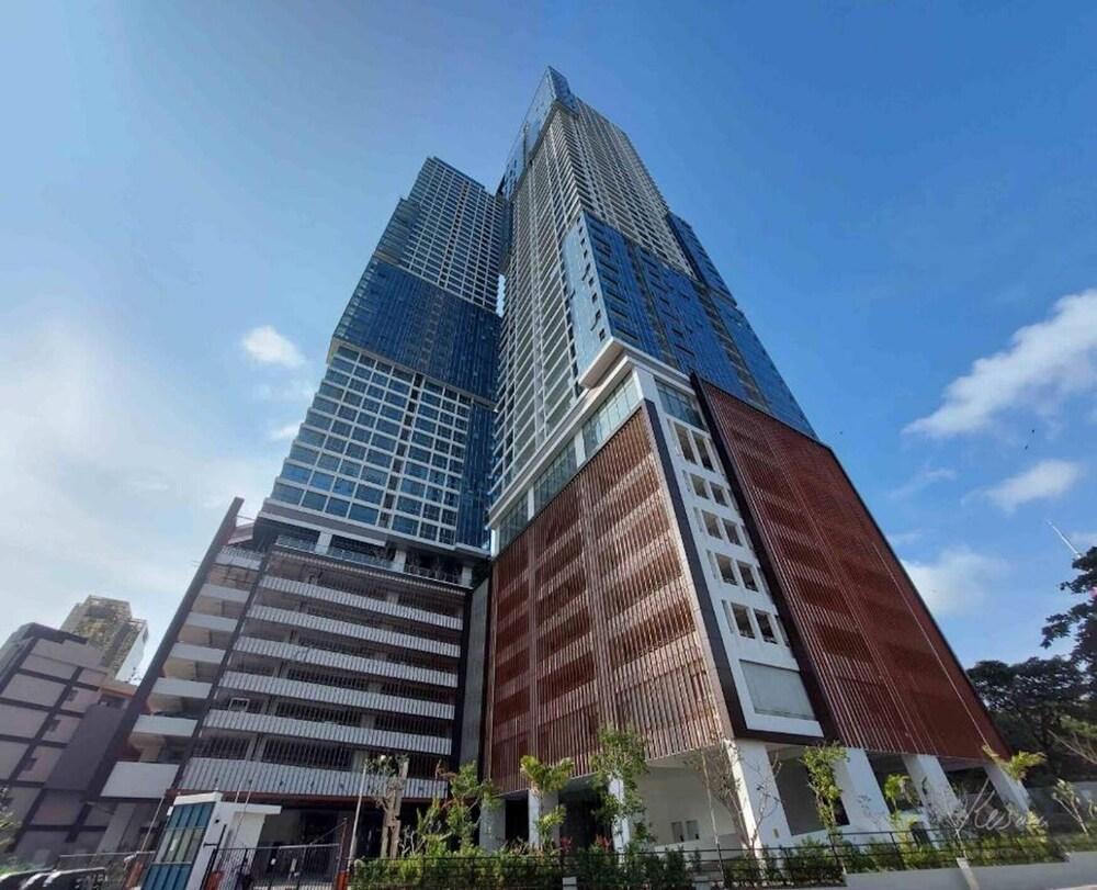 Skyline Serenity: Your luxury stay in Colombo