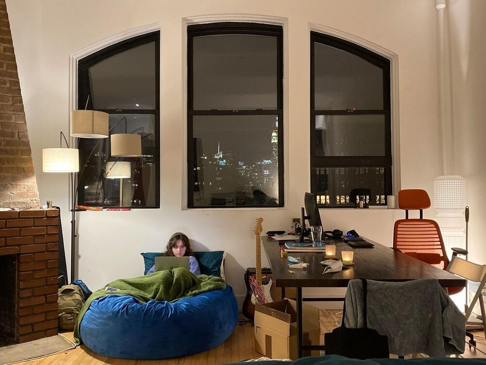 Spacious studio w/high ceilings, great light, view of Empire State - Tap to explore photos
