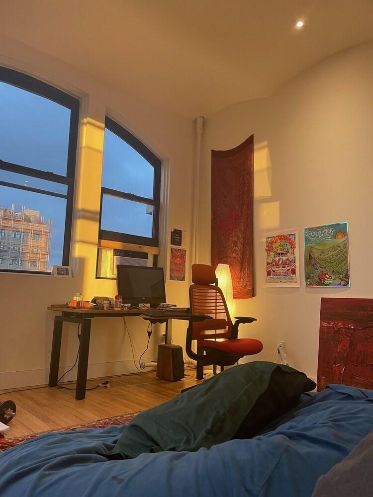 Spacious studio w/high ceilings, great light, view of Empire State - Tap to explore photos