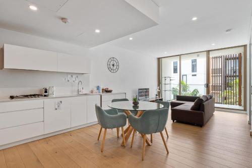 25W Prime Located Spacious Abnb 2BR With Parking, Near East Village Mall Room Type - Two-Bedroom Apartment
