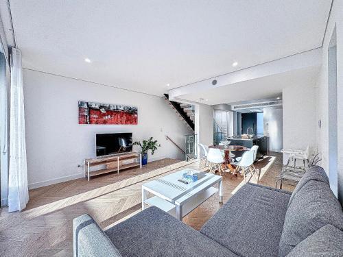 Modern 3BR Townhouse - Sleeps 10 - 2-Car Garage - Tap to explore photos