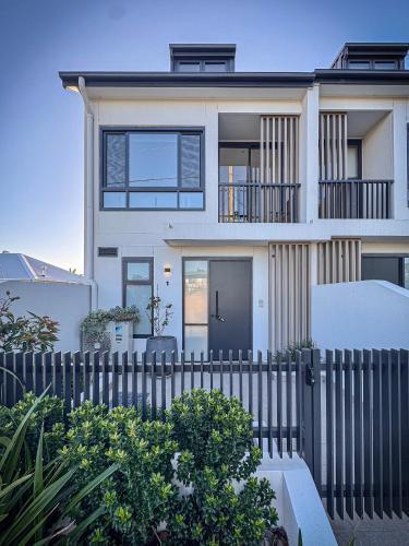 Modern 3BR Townhouse - Sleeps 10 - 2-Car Garage