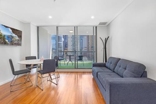 Sydney CBD Studio I City Views I Sleeps 4 People - Tap to explore photos