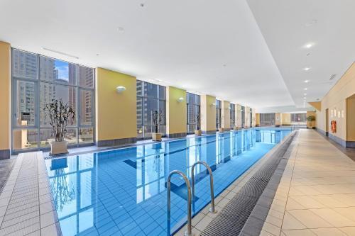 Sydney CBD Studio I City Views I Sleeps 4 People - Tap to explore photos
