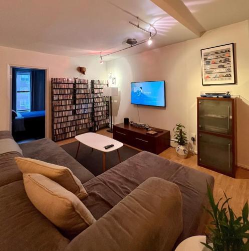 Chelsea Gem Modern 2BR Apt Prime 23rd & 7th Spot - Tap to explore photos