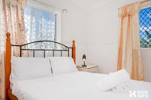 KozyGuru | Ashfield | Cozy 4 Bedroom House