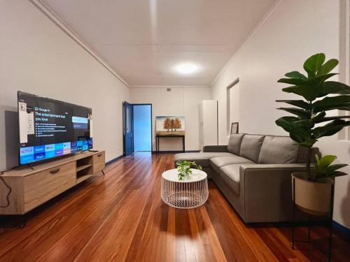 Waterloo 3 Bedroom Cozy Stay 5km CBD - Tap to explore photos