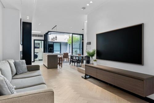 Spacious Family-Friendly 5-BR Home W Terrace - Tap to explore photos