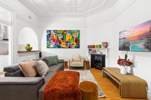 Colourful Spacious Central 3BDR Balcony AC Parking - Tap to explore photos