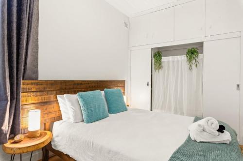 Colourful Spacious Central 3BDR Balcony AC Parking